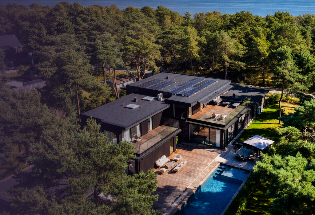 Brick, madera y luz: tres miradas contemporáneas sobre la vivienda en paisajes costeros y rurales