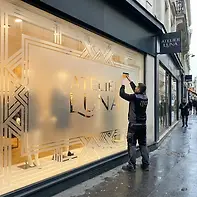 na foto é uma vitrine, mas poderia muito bem ser as janelas da sua casa com os padrões que quiser