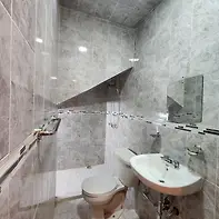 Adecuacion de medio baño bajo escalera en vivienda 