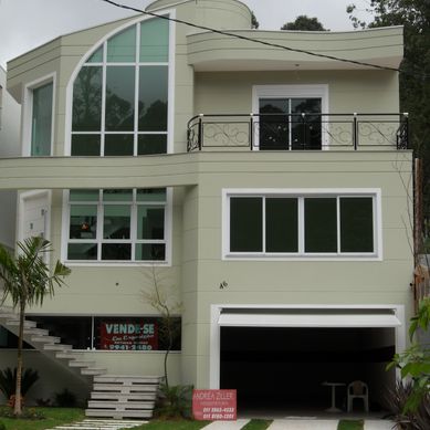 Casa com pé direiro alto