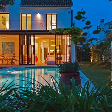 Una casa se abre a su jardín
