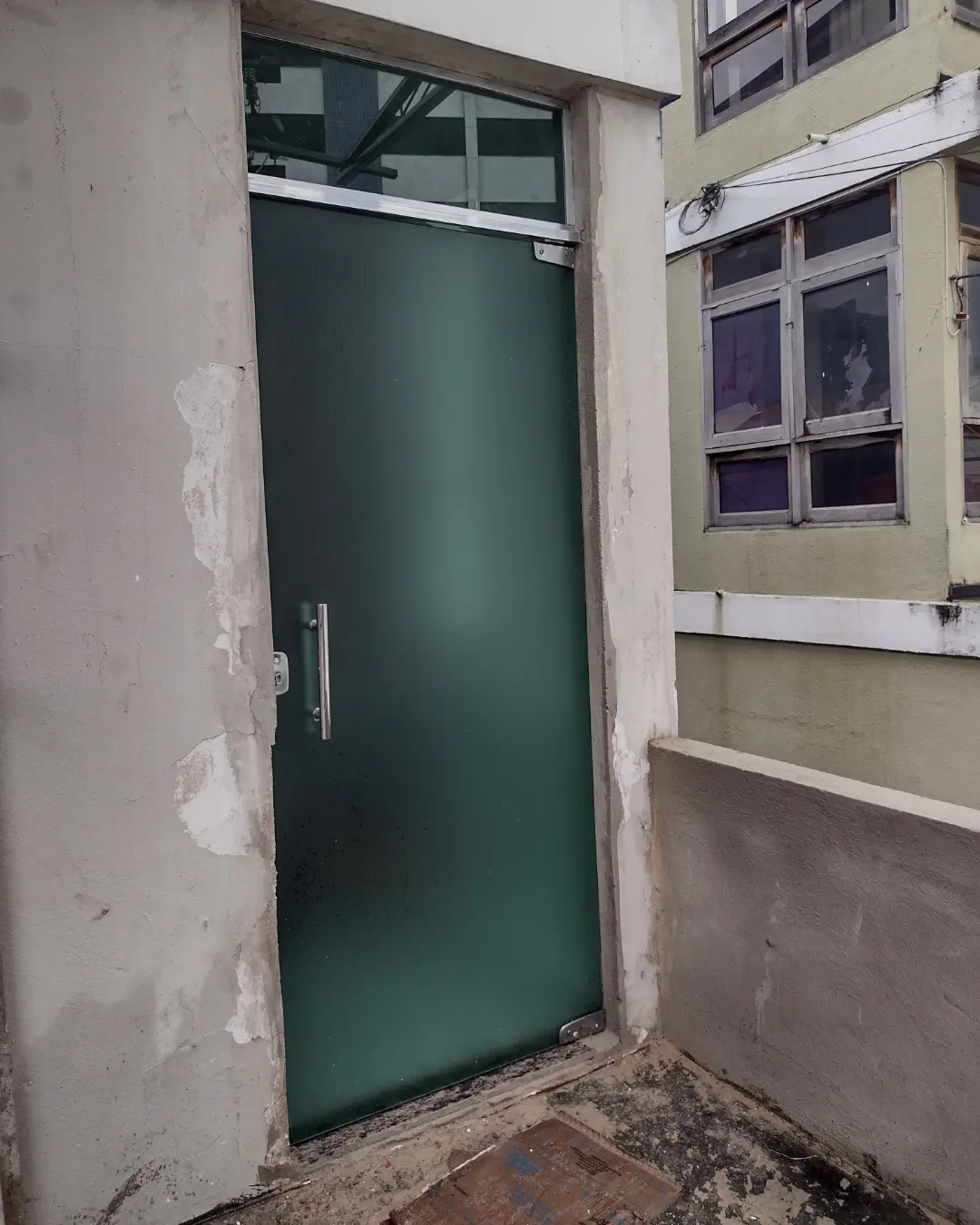Instalação de porta de vidro 