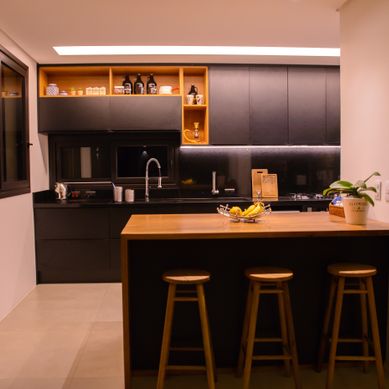 Cozinha Integrada - preto e lamina natural louro freijó