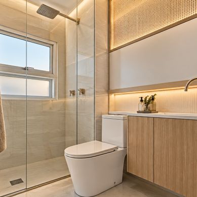 Banheiro contemporâneo com texturas e tons naturais
