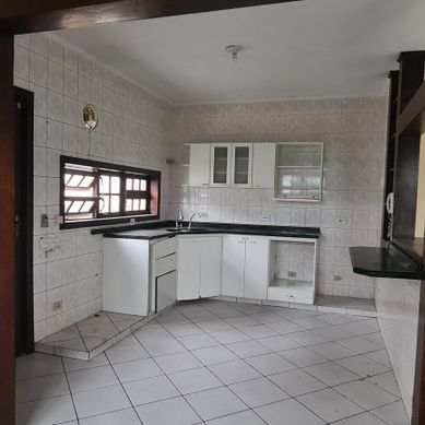 Cozinha residencial antes e depois da reforma