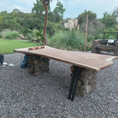 Mesa de jardin y asador rustico