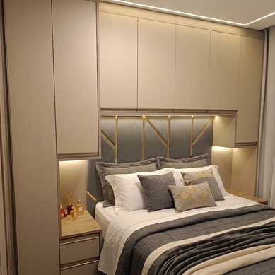 Dormitório Atemporal com Detalhes em Dourado