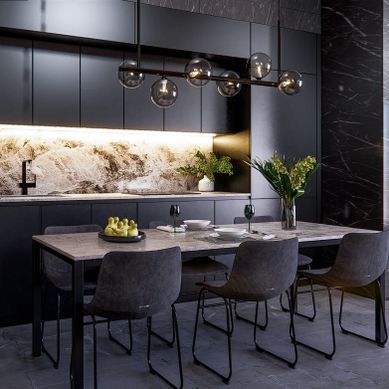 Projeto de cozinha moderna com design sofisticado e iluminação integrada