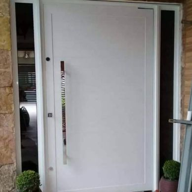 Porta Pivotante em Alumínio com Laterais em Vidros Fixos
