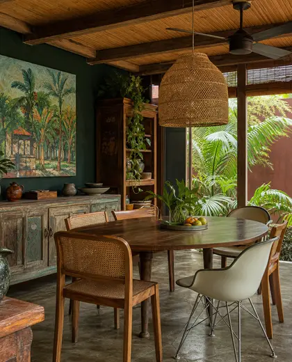 eclectic store — informal dining room (tropical)