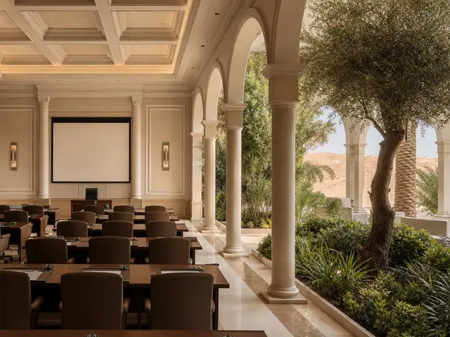 Neoclassical lines in a desert light