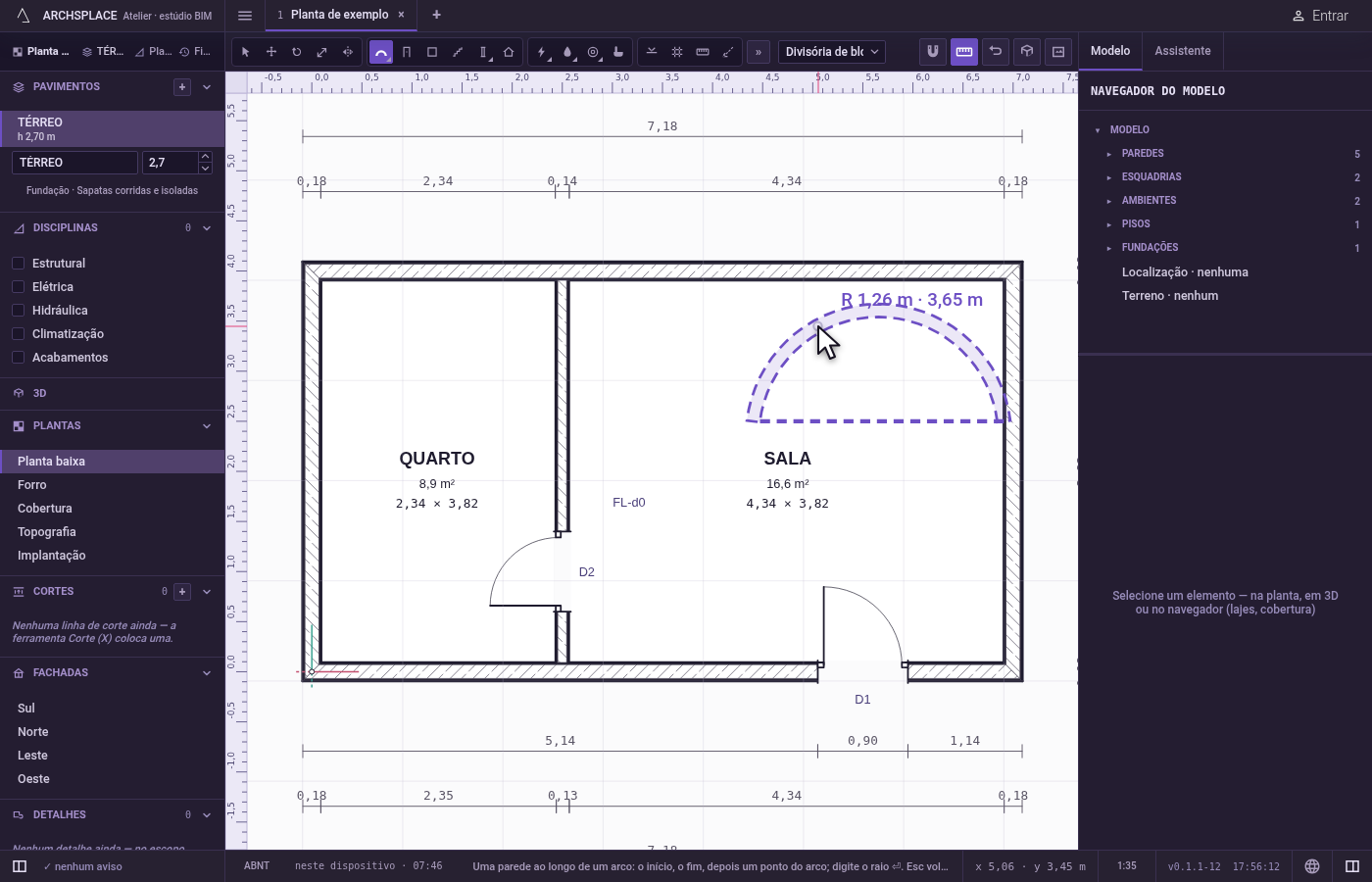 Curve a parede. Afaste o cursor da linha entre as duas pontas: a parede se curva passando pelo cursor, com a espessura dela, e ao lado o Atelier escreve o raio e o comprimento ao longo do arco.